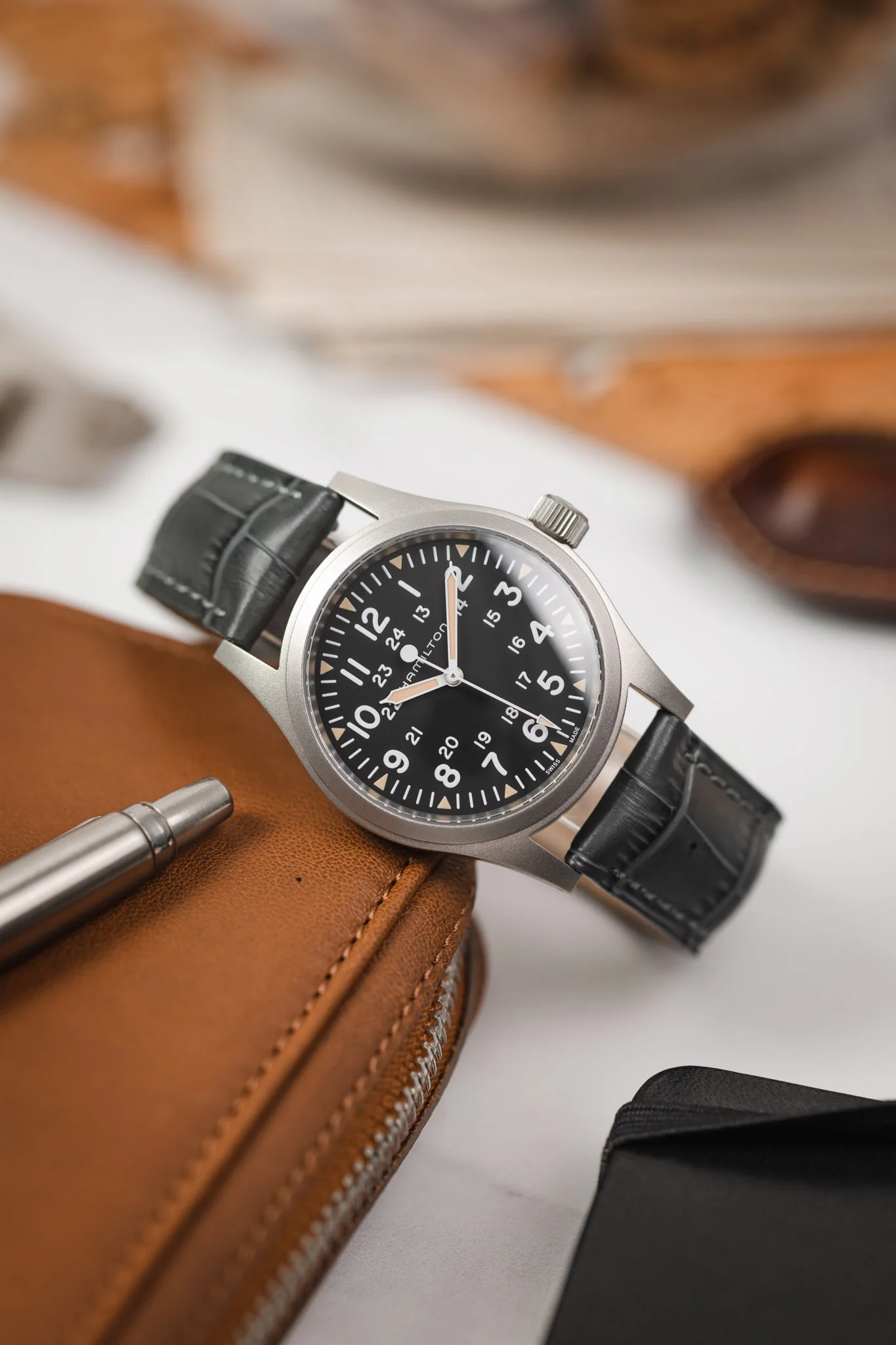 Hirsch DUKE Quick-Release Alligator Embossed Leather Watch Strap in GREY - Image 4