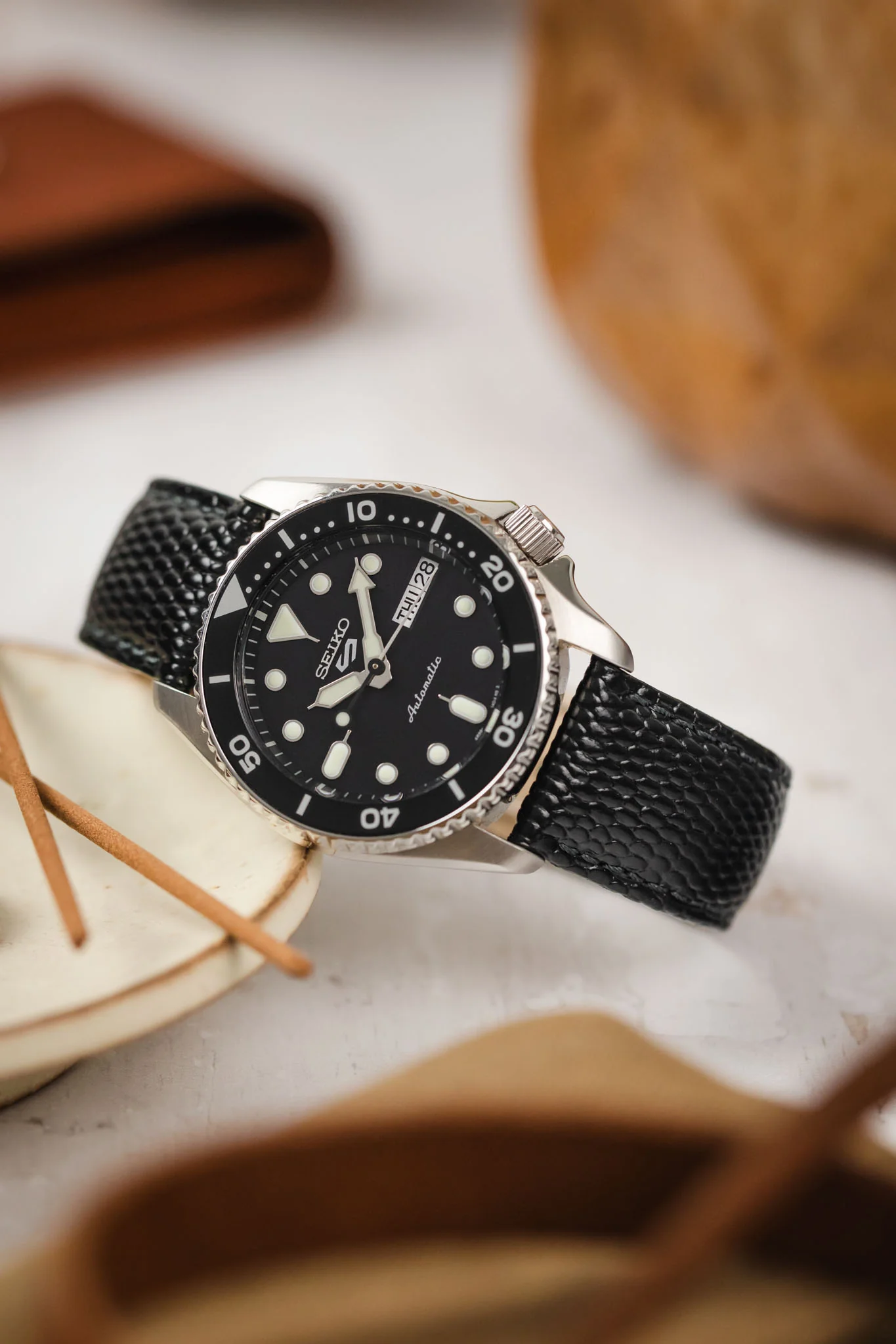 Hirsch Rainbow Lizard Embossed Quick-Release Leather Watch Strap in Black - Image 4