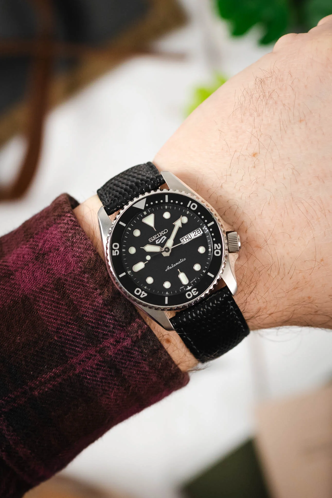 Hirsch RAINBOW NQR Lizard-Embossed Leather Watch Strap in BLACK - Image 4