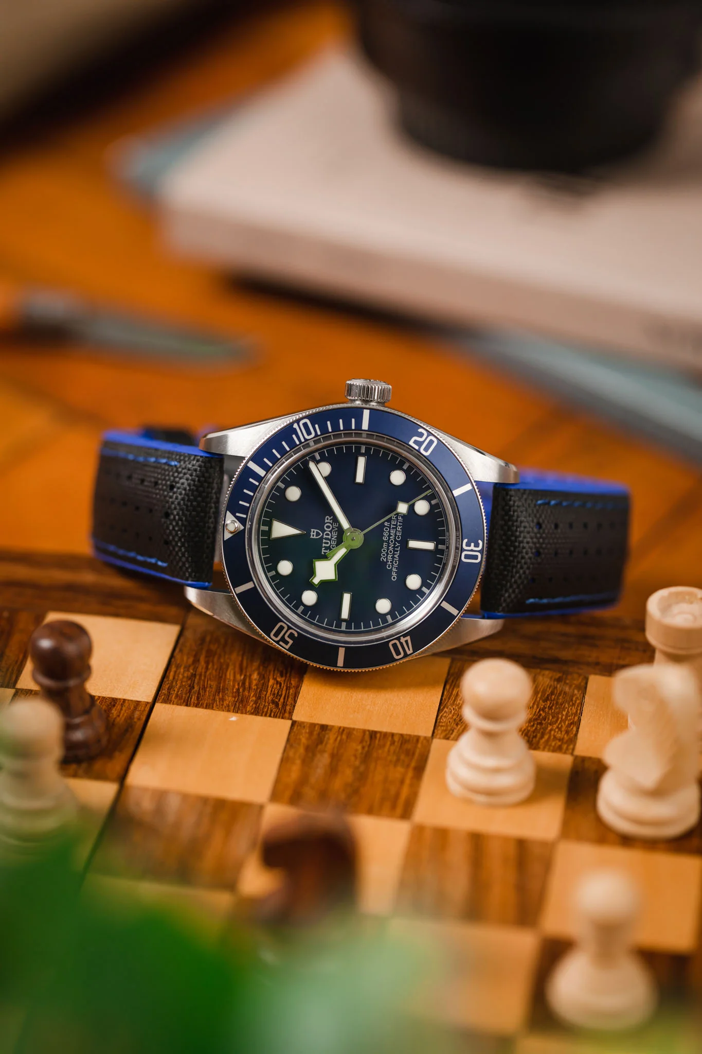 Hirsch ROBBY Sailcloth Effect Performance Watch Strap in BLACK / BLUE - Image 4