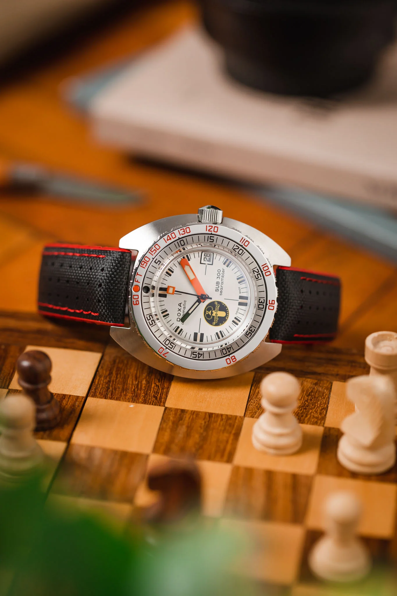 Hirsch ROBBY Sailcloth Effect Performance Watch Strap in BLACK / RED - Image 4